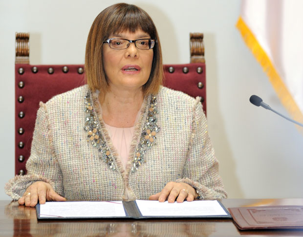 Два захтева за Мајину смену